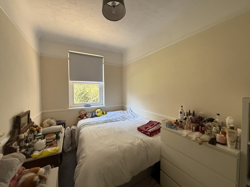Lot: 70 - TWO-BEDROOM FLAT FOR INVESTMENT - Bedroom one